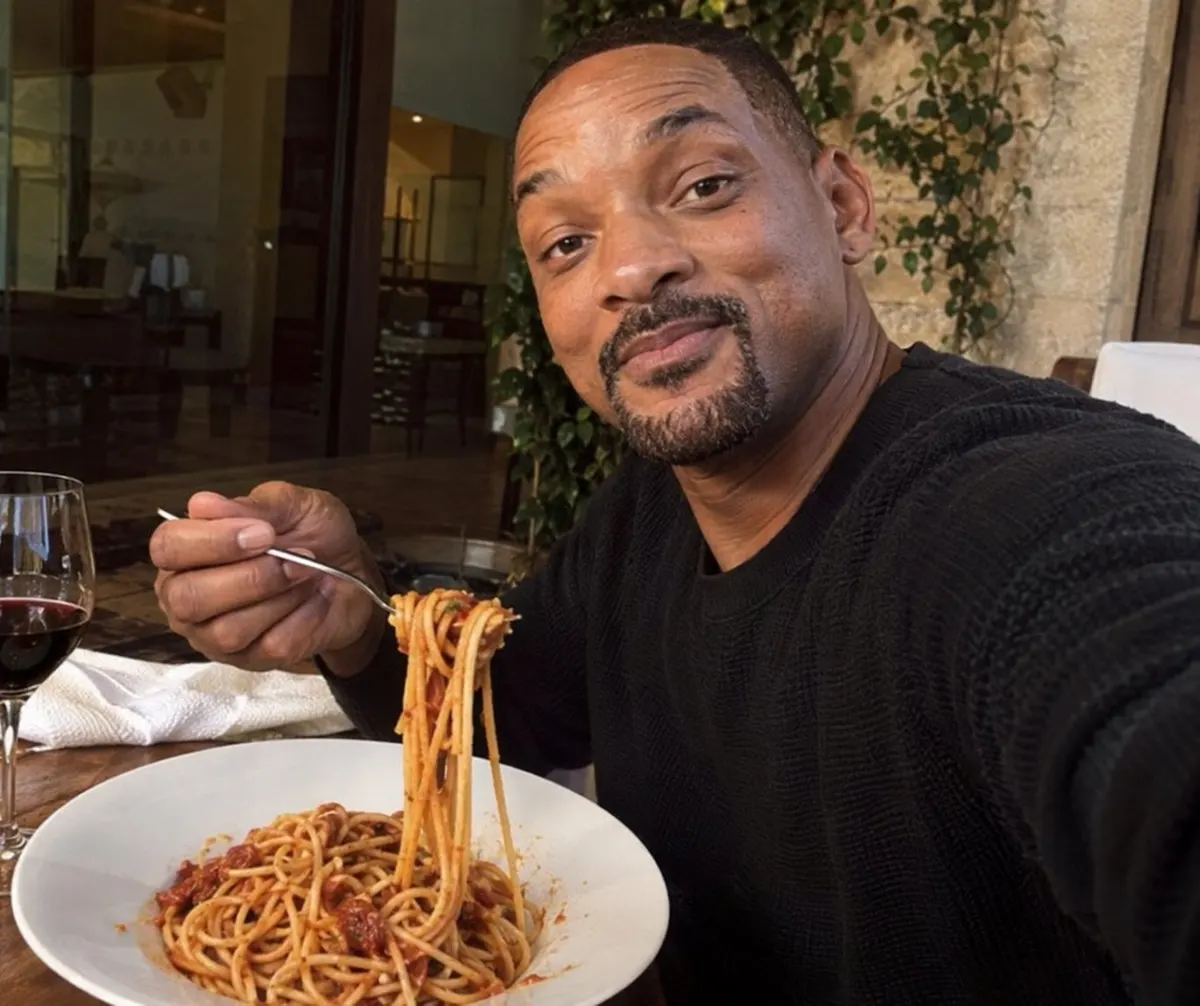 Luna Lisa still: restaurant selfie, @mirochill